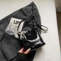 Schicke schwarze Lackleder-Beuteltasche mit eleganter Perlen-Schleife und Metallkette - Mit Anhänger / Schwarz