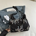 Borsa tote nera trapuntata con ricami colorati e ciondolo a nuvola di peluche - Con Ciondolo / Nero