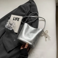 Silberne Hochglanz-Beuteltasche mit Perlen-Schleifen-Anhänger und Herz-Dekoration - Mit Anhänger / Silber