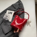 Rote Beuteltasche mit Perlen-Schleifen-Anhänger und Logo-Print auf grauem Blazer - Mit Anhänger / Burgunderrot