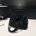 Bolso de hombro negro texturizado con herrajes plateados y diseño minimalista moderno - Negro