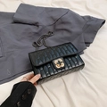 Borsa a tracolla nera trapuntata con chiusura a fiore dorato e catena alla moda - Nero