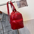Mini-Rucksack aus rotem Lackleder mit Doppelreißverschluss und Trageriemen für Damen - Basisstil / Rot
