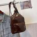 Glänzender dunkelbrauner Mini-Rucksack mit silbernen Reißverschlüssen für Damen - Basisstil / Braun