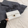 Borsa a tracolla trapuntata bianca con chiusura a quadrifoglio e catena nera - Bianco