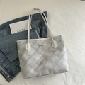 Borsa tote vintage grigio chiaro con motivo a rombi trapuntato e tracolla lunga in pelle - Grigio Senza Pendente