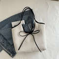 Bolso tote tejido blanco roto con correas negras y detalle de lazo elegante - Beige/Negro