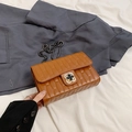 Borsa a tracolla marrone trapuntata con chiusura floreale oro e catena in metallo - Marrone