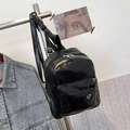 Mini sac à dos en cuir huilé noir brillant avec poche zippée et logo blanc - Style de base / Noir