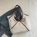 Elegante bolso tote de espiga crema con ribete de cuero marrón y detalle de lazo - Blanco Roto & Café