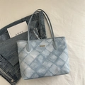 Borsa tote in denim azzurro con motivo trapuntato a rombi e targhetta in metallo logo - Blu Senza Ciondolo