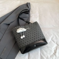Borsa tote grigia a pois con base nera e ciondolo a nuvola per un look casual moderno - Motivo a Fiocco Con Pendente