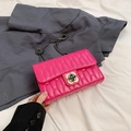 Borsa a tracolla trapuntata rosso rosa con chiusura floreale e catena nera lucida - rosa acceso
