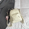Sac à dos minimaliste en similicuir blanc cassé avec poche avant et charme rose - Avec pendentif / Blanc