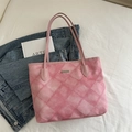 Borsa tote rosa vintage con motivo a rombi tie-dye e logo in metallo su sfondo bianco - Rosa Senza Pendente
