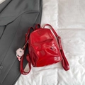 Mini sac à dos en cuir verni rouge pour femmes avec un joli charm en peluche rose - Avec pendentif / Rouge