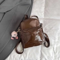 Mini sac à dos marron foncé en similicuir brillant avec charm poupée en peluche rose - Avec pendentif / Marron