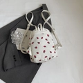 Mini-Cord-Rucksack in Off-White mit rotem Erdbeerdruck und Leder-Schultergurten - Weiß