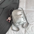 Mini sac à dos argenté métallisé avec charme en peluche rose et fermeture éclair - Avec pendentif / Argent