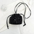 Elegante schwarze Pailletten-Beuteltasche mit Kordelzug und schmalem Schultergurt - Schwarz