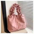 Dettaglio della borsa rosa con manico a nuvola pieghettato e borchie metalliche argento - Rosa