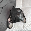 Sac à dos minimaliste en cuir PU noir brillant avec un charmant monstre en peluche rose - Avec pendentif / Noir