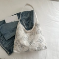 Weiße Hobo-Tasche aus Canvas mit grauem Schmetterlingsdruck und Fransen-Textur - Grün
