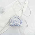 Glitzernde silberne Eimertasche mit Pailletten und schmalem weißen Schultergurt - Weiß