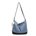 Sac fourre-tout en jean bleu clair avec base en cuir noir et breloque nuage blanc - Bleu avec pendentif