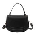 Borsa a sella nera minimalista con cuciture parallele e dettagli in metallo dorato - Nero