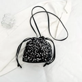 Modische schwarze Beuteltasche mit silbernen Pailletten, Kordelzug und schmalem Schultergurt - Silber