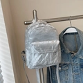 Mini zilveren rugzak van zijdeachtig fluweel met metallic kreukelafwerking voor dames - Basis stijl / Zilver