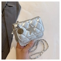 Nahaufnahme silberne Stepptasche mit Strassstern und Kettenriemen für Damen im Detail - Silber