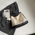 Beige-schwarze Canvas-Tragetasche mit Plüschwolken-Anhänger auf grauem Hintergrund - Beige mit Anhänger