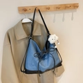 Bolso tote denim azul con base de cuero negro, detalle de lazo y colgante de nube - Con Colgante / Azul