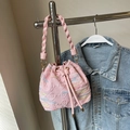 Rosa Kordelzug-Beuteltasche mit bunten Regenbogenstreifen und gewebtem Griff - Rosa