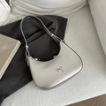 Sac hobo argenté métallisé en demi-lune avec détail nœud sur canapé épuré - Argent