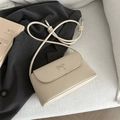 Chique beige crossbody tas met een zilveren striksluiting en verstelbare knoopriem - Broken Wit