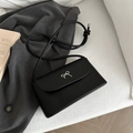 Minimalistische zwarte lederen crossbody tas met een elegant zilveren strikdetail - Zwart