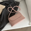 Roze rechthoekige crossbodytas met gouden metalen strik en geknoopte riem - Roze