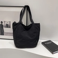 Borsa tote nera minimalista in nylon capiente con dettaglio etichetta Fashion e stile casual - Nero