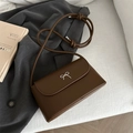 Bruine crossbody tas met zilveren metalen strik en geknoopte lederen riem - Bruin