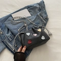 Borsa a secchiello nera con toppe a cuore, perline metalliche e tracolla a catena - Nero