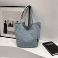 Borsa tote in nylon celeste con spalline larghe ed etichetta moda in stile minimal - Blu