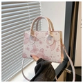 Détail d'imprimés papillon rose sur sac à main en cuir blanc avec bandoulière réglable - Rose