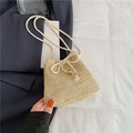 Beigefarbene handgefertigte Stroh-Eimertasche mit weißem Kordelzug und Schleife - Khaki