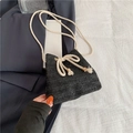 Handgewebte schwarze Stroh-Beuteltasche mit cremefarbenem Kordelzug und Quaste - Schwarz