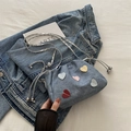 Borsa a tracolla in denim blu con toppe a cuore colorate in pelle e catena argentata - Blu
