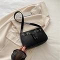 Borsa baguette nera minimalista con occhielli in metallo dorato e coulisse - Nero