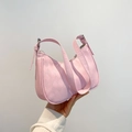 Rosafarbene gesteppte Schultertasche mit Silberbeschlägen für einen modernen Look - Rosa